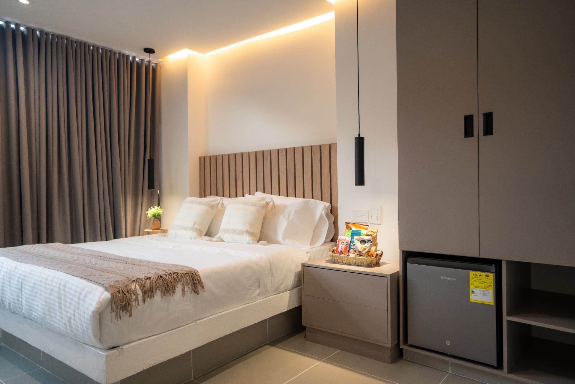 Habitación Deluxe — cama, minibar y closet