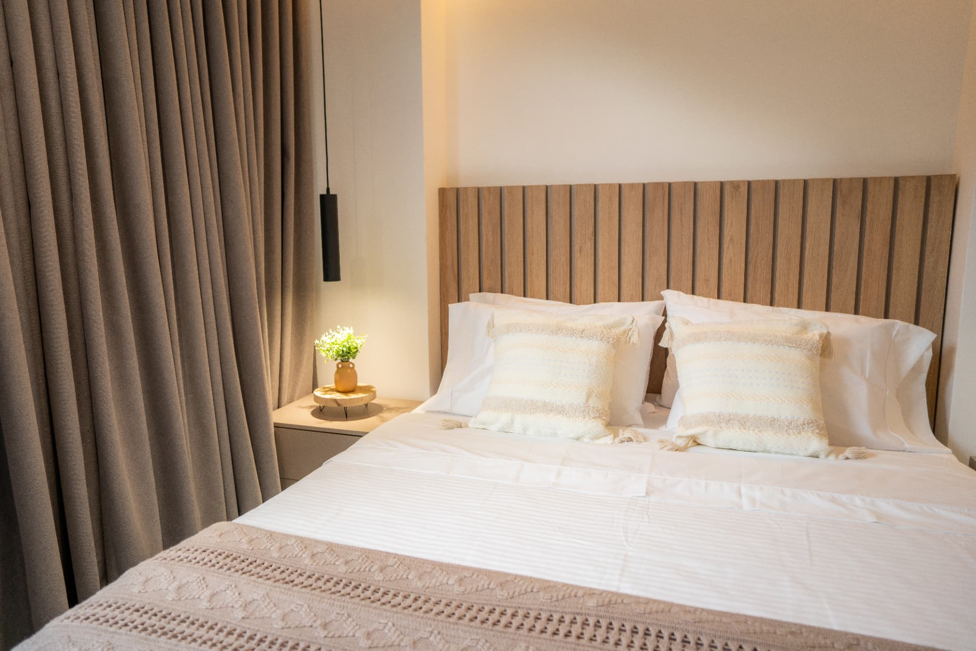 Habitación Deluxe — detalle del cabecero en madera