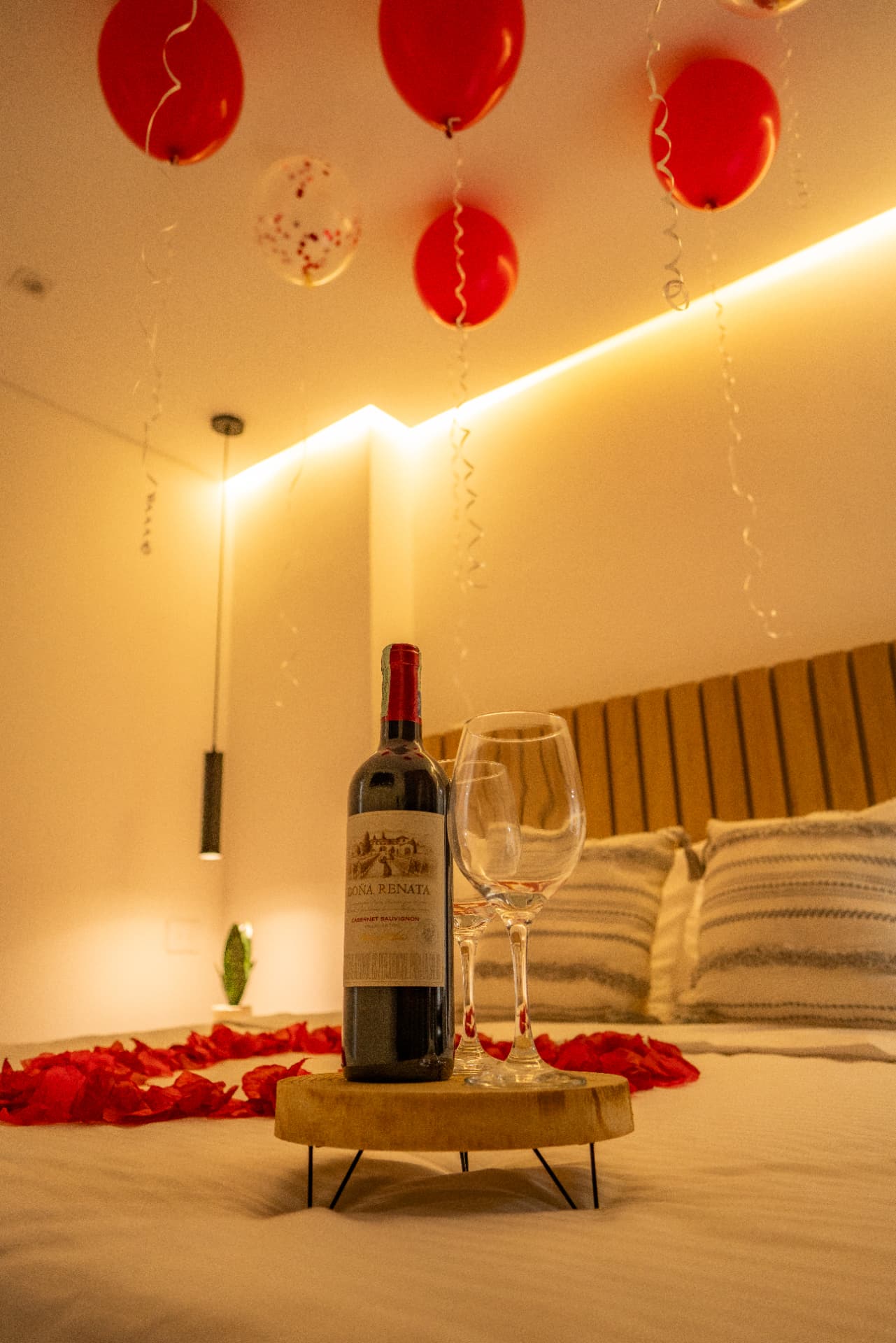 Habitación Superior — vino y pétalos