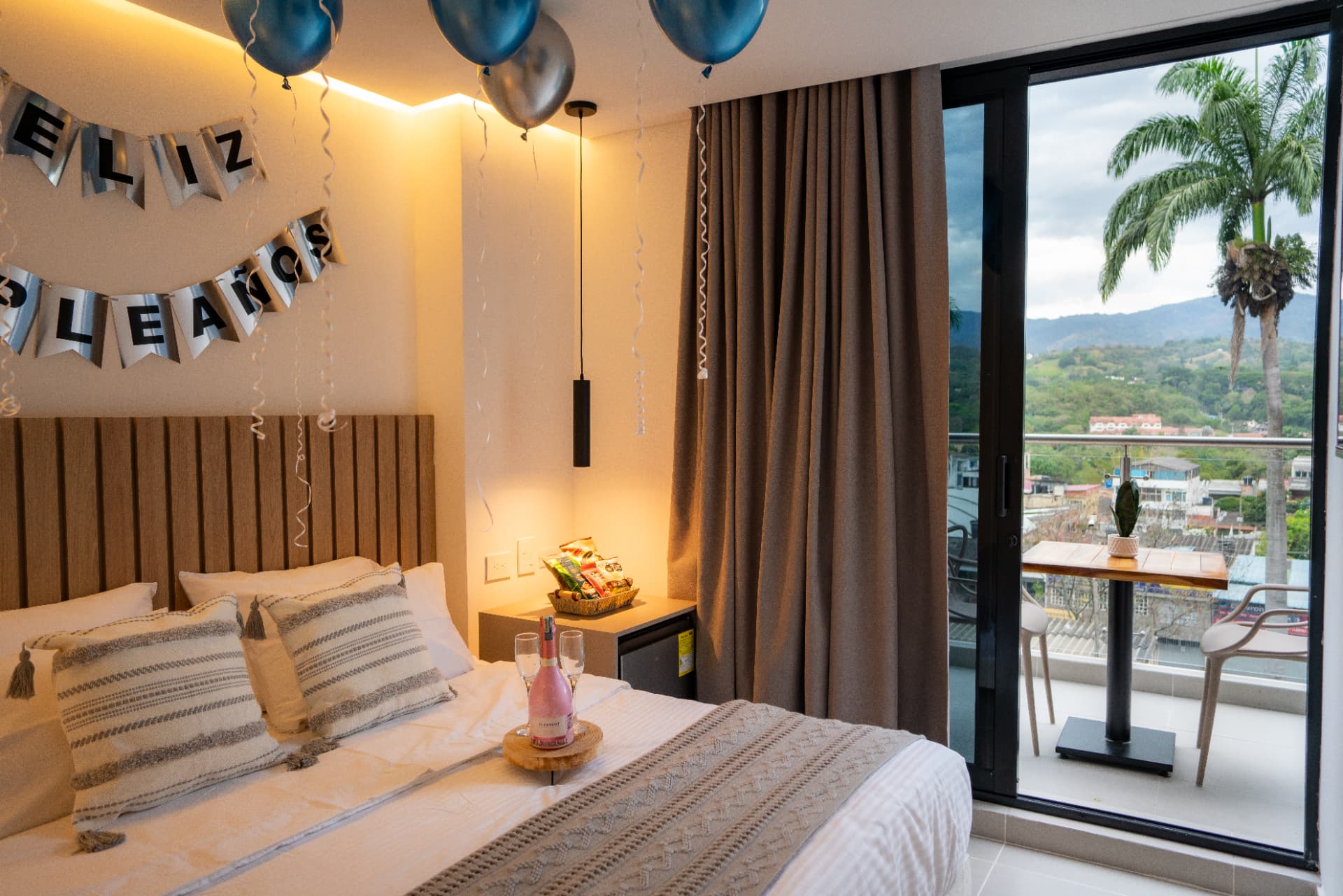 Habitación Superior — balcón con vista a Villeta